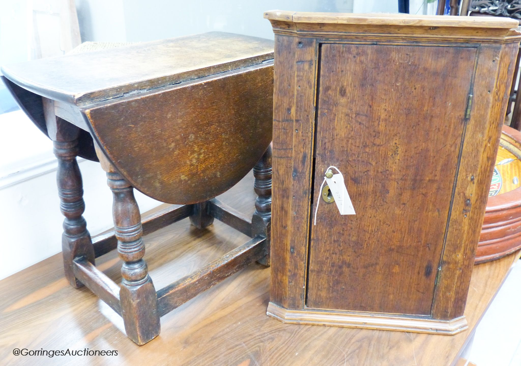 19th century oak corner cupboard, 55 cm high and oak drop side table, 49.5 cm long